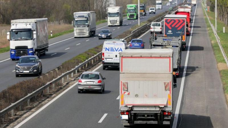 Kamionnal ütközött egy sofőr az M3-as autópályán, a mentők már a helyszínen tartózkodnak.