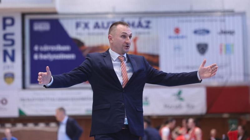 Zseljko Djokics hirtelen, szinte magától csapta ki az indexet balra.
