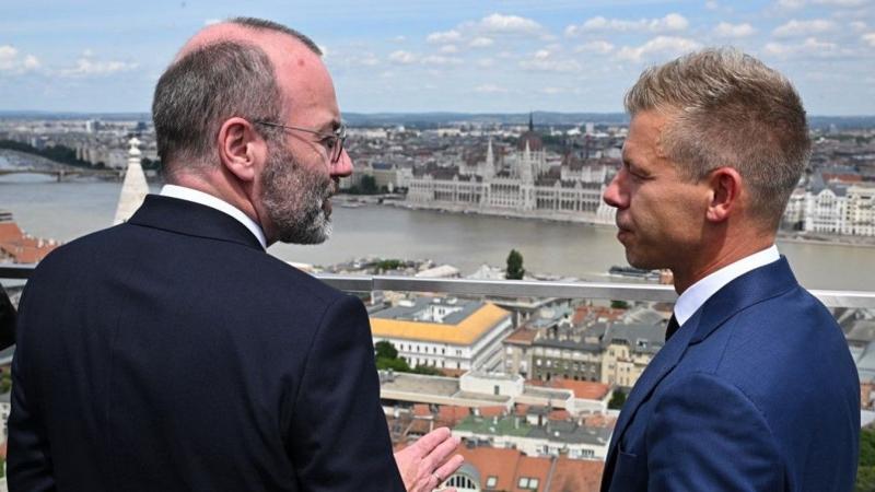 Átalakítanák a mentelmi jogi kereteket, hogy Magyar Péter elkerülhesse a felelősségre vonást.