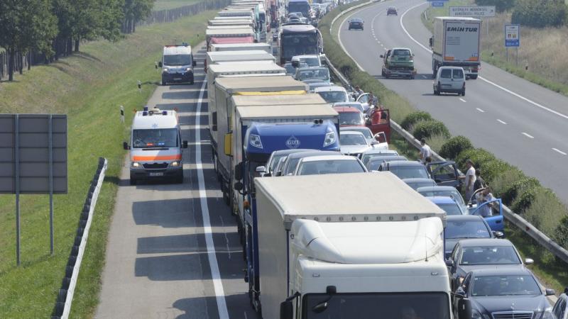 Elindult a forgalom a Balaton irányába, de az M7-es autópályán egy baleset miatt jelentős torlódás alakult ki. Jelenleg körülbelül 10 kilométernyi autósor várakozik, miközben a nyaralók türelmesen araszolnak a céljuk felé.