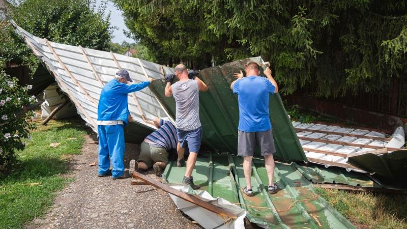 Szentpéterszegen és Váncsodon egy rendkívüli vihar tombolt, amely hatalmas pusztítást végzett. Az erős szél és az eső csapások következtében több millió forintos kár keletkezett. A helyiek sokkolva nézik a rombolás nyomait, a képek pedig jól illusztrálják