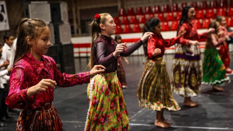 Szekszárdon éppen a roma közösség legkiemelkedőbb ünnepe bontogatja szárnyait.