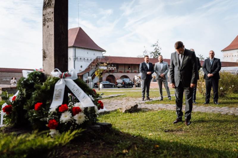 Gulyás Gergely Marosvásárhelyen emlékezett meg az 1956-os szabadságharc hőseiről, kifejezve tiszteletét azok előtt, akik bátorságukkal és áldozatvállalásukkal írták be magukat a történelembe. Az esemény során a résztvevők fejet hajtottak a hősök emléke el