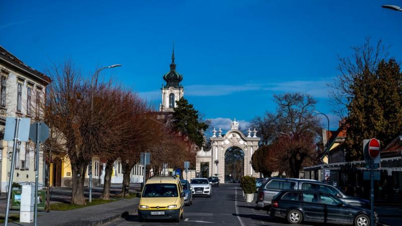 Egy kertészmérnök lépett be az ország egyik legnépszerűbb főúri kastélyába, ahol a gyönyörű kertek és zöldellő tájak csodálatos látványt nyújtottak.