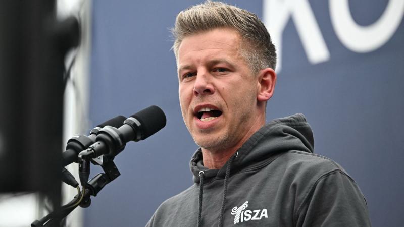 Szerző: László - Magyar Péter elindult a pápa temetésére, ám az utazás végül édes semmittevéssé alakult.