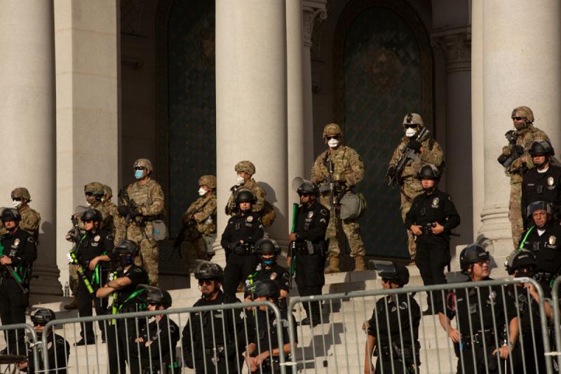 Lázadás Los Angelesben: a bevándorlási hatóságokkal szembeni tiltakozások erőszakos fordulatot vettek, amikor a demonstrálók hangot adtak elégedetlenségüknek a hatóságok intézkedéseivel szemben.