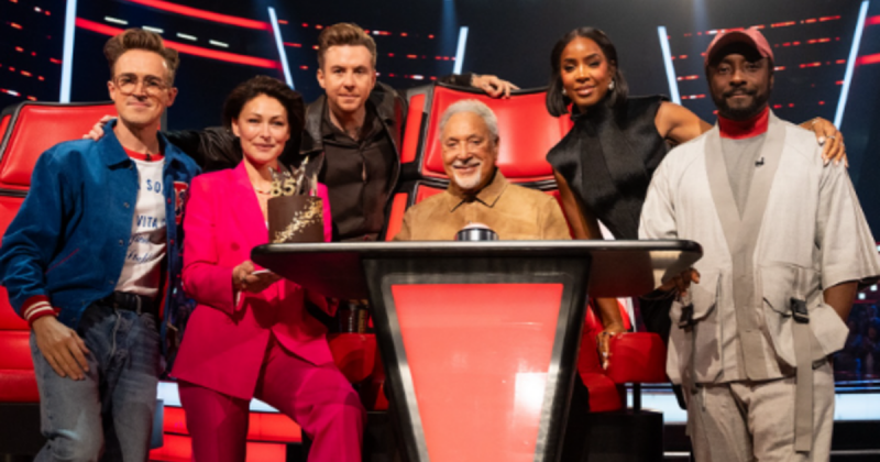 Tom Jones egy igazán különleges meglepetésben részesült a The Voice színpadán, amelynek hatására úgy tűnt, mintha 10 évet fiatalodott volna.