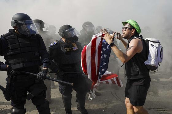 Lángoló járművek és könnygázfelhők - képek a Los Angeles-i demonstrációkról.