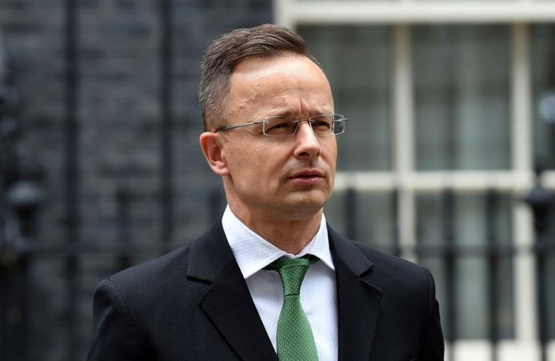 Szijjártó Péter kifejtette, hogy az ukrán elnök célja egy olyan bábkormány létrehozása Magyarországon, amely a saját érdekeit szolgálja.