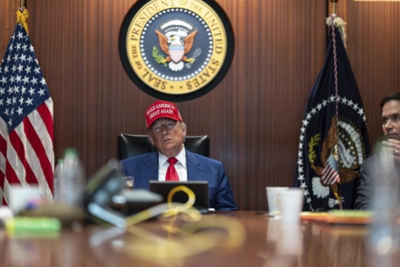 J. D. Vance: Amerika nem hadban áll Iránnal | 24.hu

J. D. Vance megfogalmazása szerint Amerika jelenlegi helyzete Iránnal nem tekinthető háborús állapotnak. Az elemzésében kiemeli a diplomáciai kapcsolatok és a tárgyalások fontosságát, amelyek segíthetne