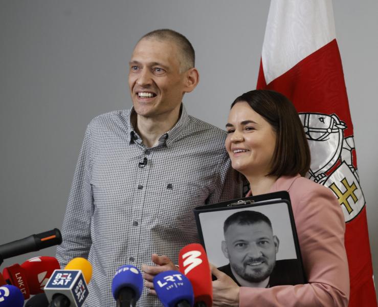 Lukasenkának a külpolitikai elszigeteltségét enyhíthetné, ha szabadon engedné az ellenzéki vezető, Szvjatlana Cihanovszkaja férjét. Ez a lépés talán új lehetőségeket nyitna meg a belorusz politikai tájban, és jelezhetné a hatalom részéről a párbeszédre va