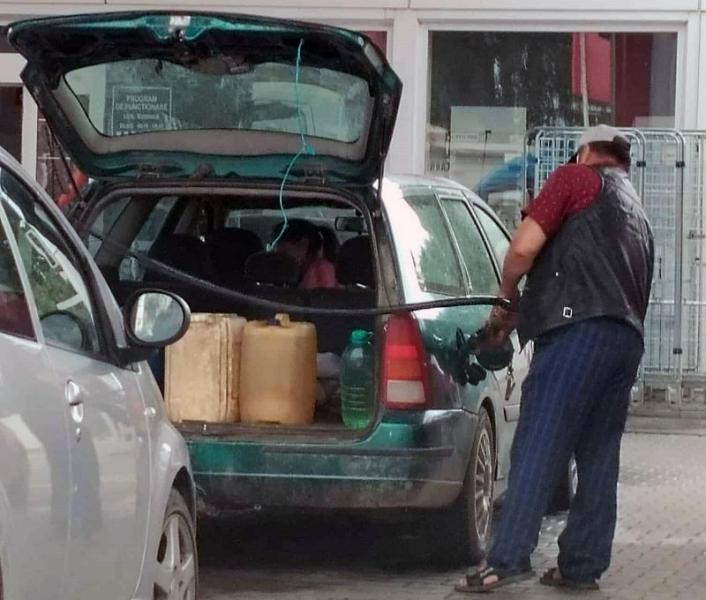 Péntektől emelkedik az üzemanyag ára - Az előrelátók az utolsó pillanatokban töltik fel a tartályaikat.