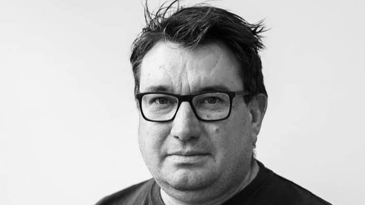 Szomorú hírt kell megosztanunk: elhunyt Suki Zoltán, a Magyar Nemzet elkötelezett munkatársa. Az újságírás világában végzett munkája és hozzájárulása maradandó nyomot hagyott, és sokan tisztelték tehetségét és elhivatottságát. Emléke örökké élni fog azok 