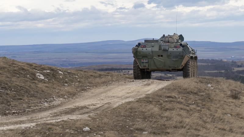 Csapatok vonulnak össze a NATO határainál, ahogy Oroszország szövetségesei teljes harckészültséget hirdetnek.