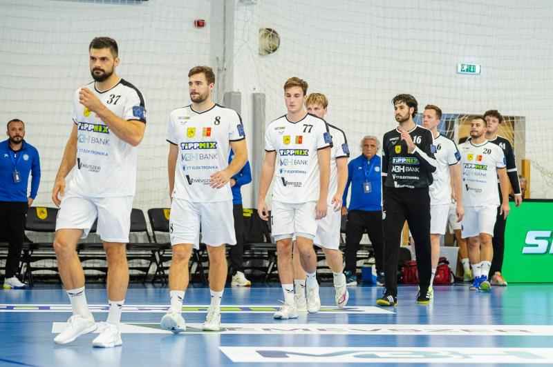 A Balatonfüred férfi kézilabda csapata egy rendkívüli teljesítménnyel, huszonhárom gólos különbséggel diadalmaskodott az első mérkőzésén az Európai Kézilabda Bajnokságban. Az M4 Sport tudósítása szerint a csapat dominálta a játékot, és magabiztosan lépett