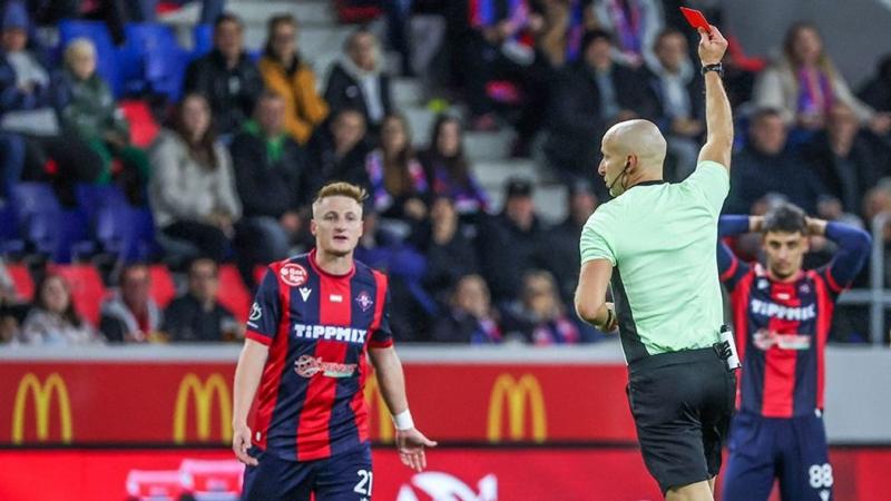 Nyolc perc leforgása alatt a magyar válogatott játékosa két sárga lapot gyűjtött be, ami végül csapata számára súlyos következményekkel járt. A helyzet drámai fordulatot vett, és a csapat nem tudta kezelni a kialakult szituációt. Nézd meg a videót a törté