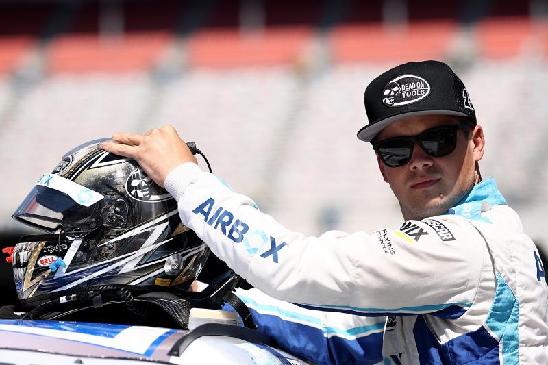 Harrison Burton hét év várakozás után végre a pole pozícióból indulhat, és emellett a jövője is végre tisztázódott.